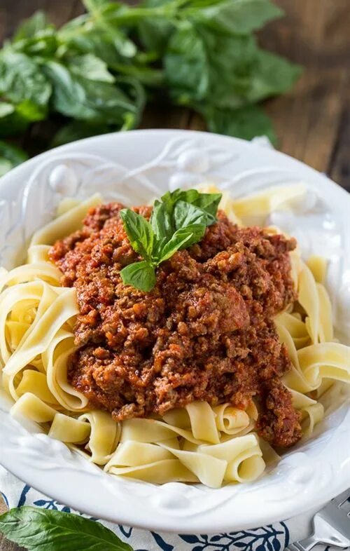 Мафальдине болоньезе. Вкусная паста болоньезе. Болоньезе блюдо. Болоньезе. Болоньезе с грибами и фаршем.