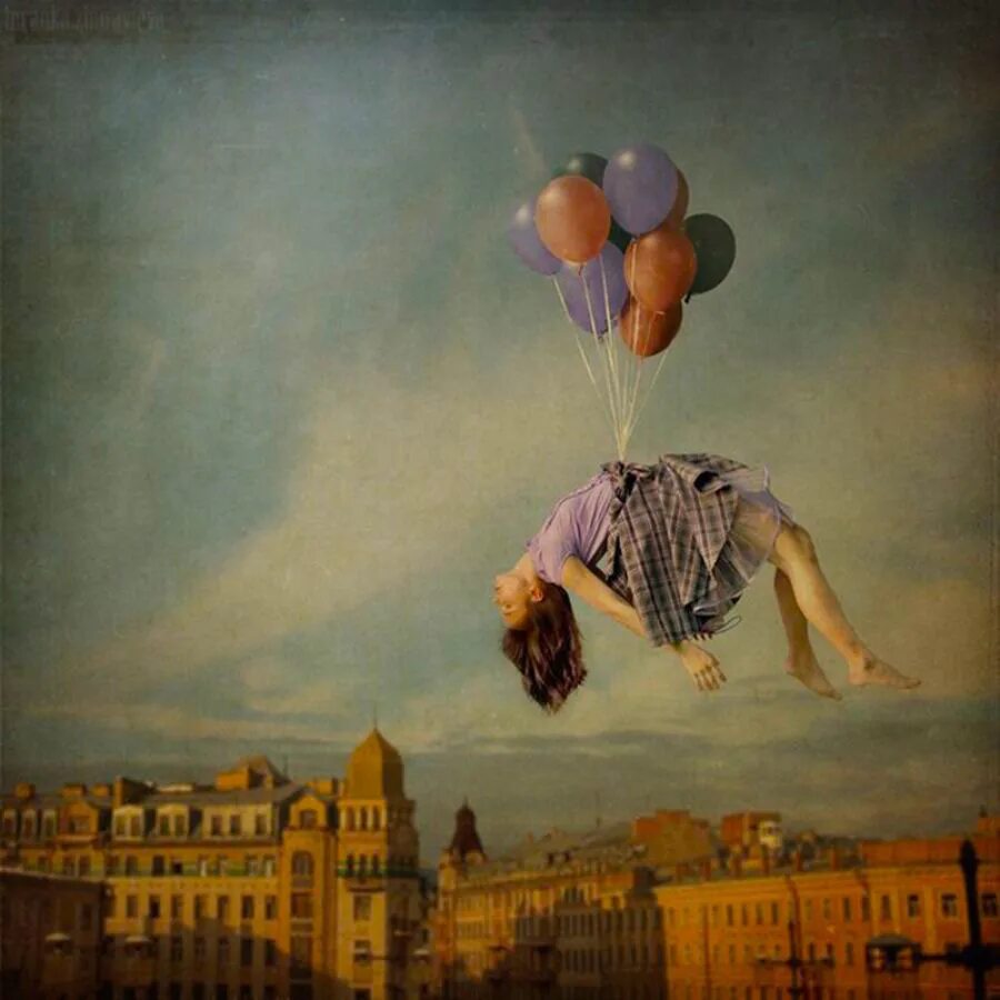 На шаре во сне. Улетающий воздушный шар. Человек с воздушным шариком. Девушка с воздушными шарами. Картина с воздушными шарами.