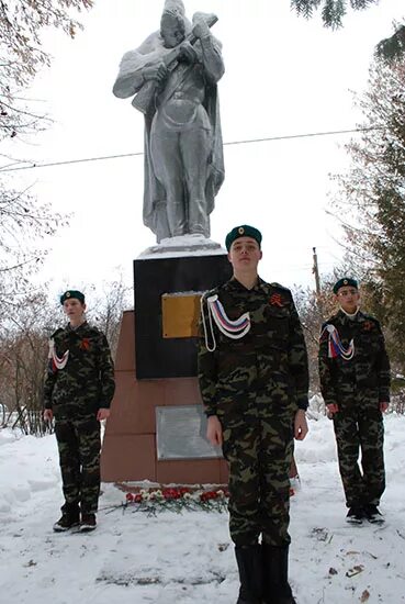 Памятник 17 героям старый оскол. Памятник 17 героям бронебойщикам старый оскол. 17 героев бронебойщиков старый оскол. подвиг 17 героев бронебойщиков в старом осколе. памятник 17 героев в старом осколе.