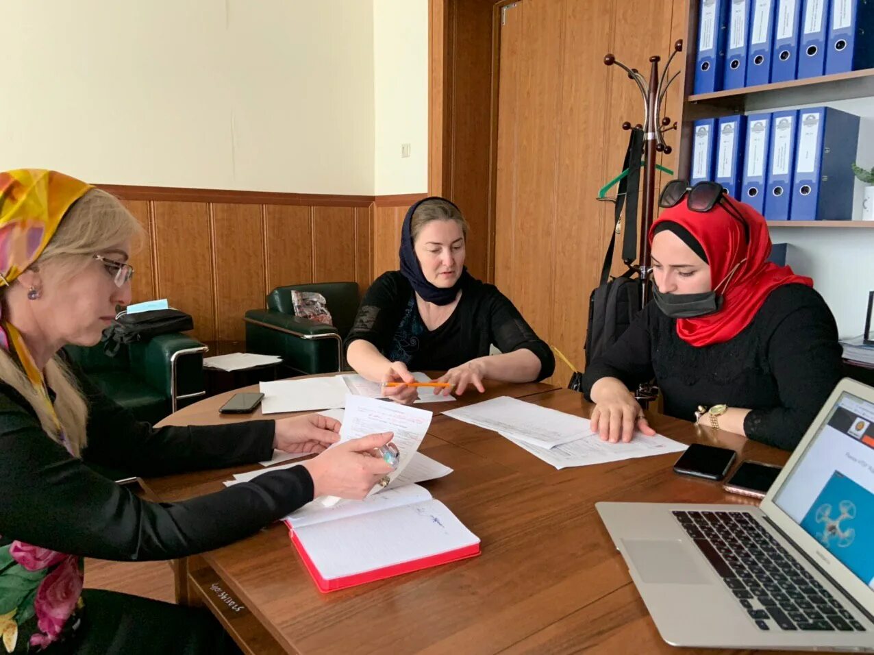 Чечня экскурсии. Администрация главы чеченской республики. Герб парламента чечни. Чеченская лезгинка чеченская лезгинка. Национальные проекты и государственные программы.