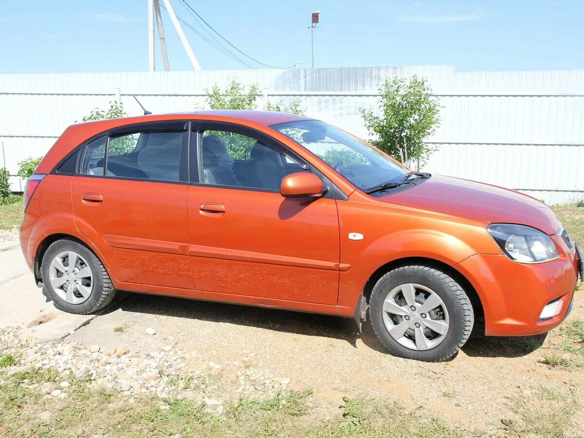 Kia Rio 2011 1.4. Kia Rio 2 оранжевый. Kia Rio 2011 хэтчбек. Kia Rio 2011 хэтчбек 1.4. Купить хэтчбек механика