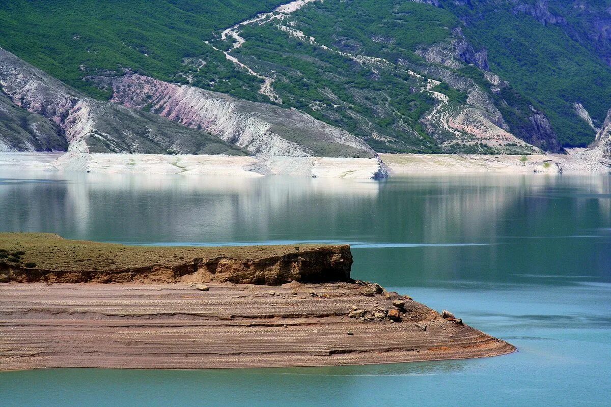 Чиркейское водохранилище в Дагестане. Чиркейское водохранилище ущелья. Черкесское водохранилище в Дагестане. Чиркейская ГЭС И водохранилище.