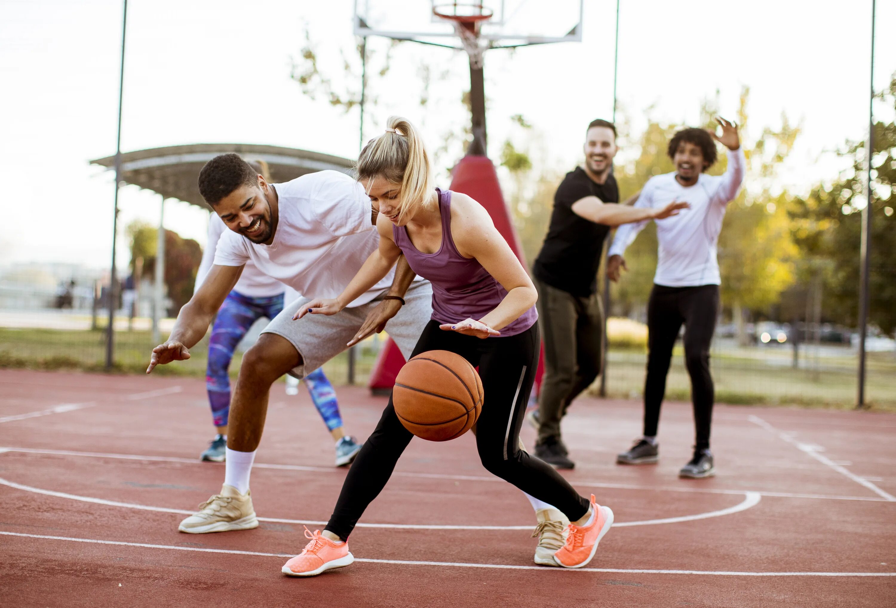 Young people and sport. Люди играющие в баскетбол. Человек играющий в баскетбол. Дети играют в баскетбол. Баскетбол подростки.