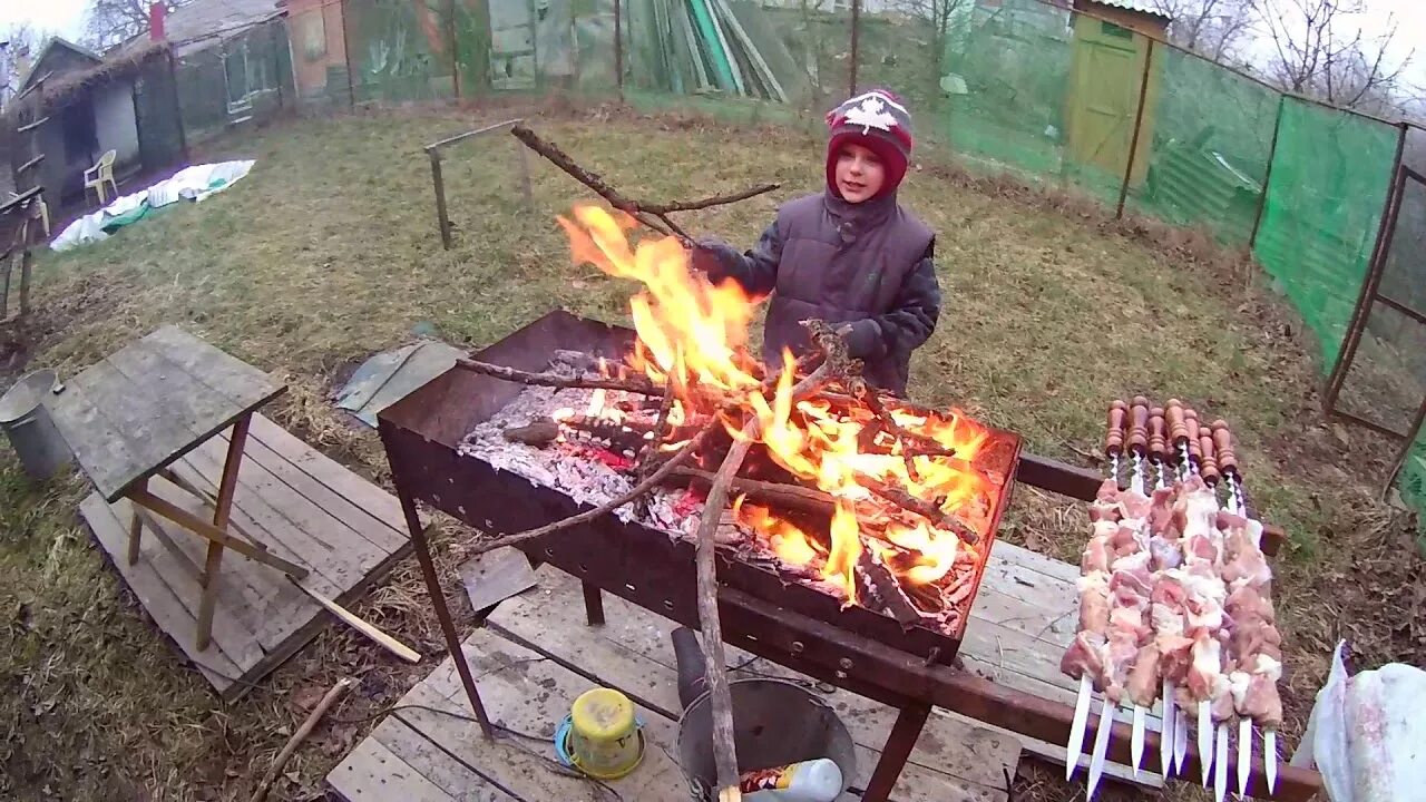 Жарить шашлык прикол. Шашлыки на даче. жарим шашлык. девушка с шашлыком.