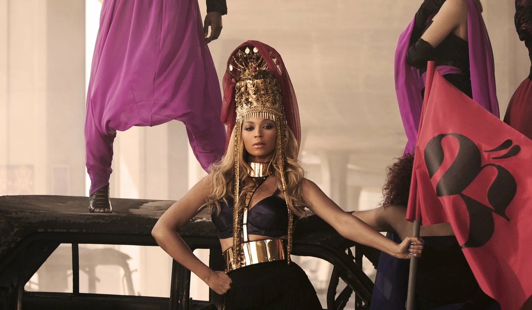 Run the world girls. Бейонсе Run the World. Бьенсе ворлд герл. Beyonce who Run the World girls. Beyonce who Run the World Live.