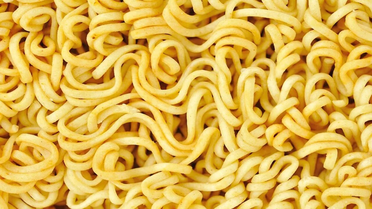 Лапша быстрого питания. Instant noodles лапша. Доширак лапша лапша. Роллтон лапша эстетика. Рис с палочками.
