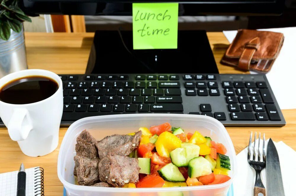 Еду суму. Еда в офисе. Обед в офисе. Питание в офисе. Здоровое питание в офисе.