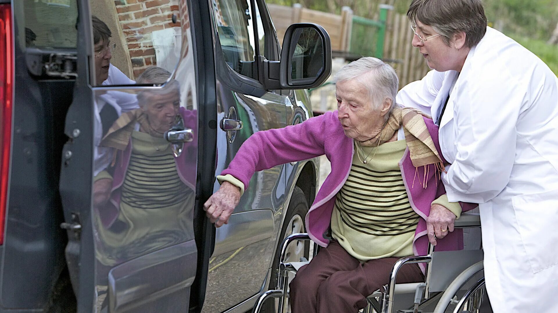 Общество пенсионеров и инвалидов. Пожилые люди и инвалиды. Пенсионер инвалид. Люди с ограниченными возможностями пожилые. Социальная поддержка инвалидам и пожилым.