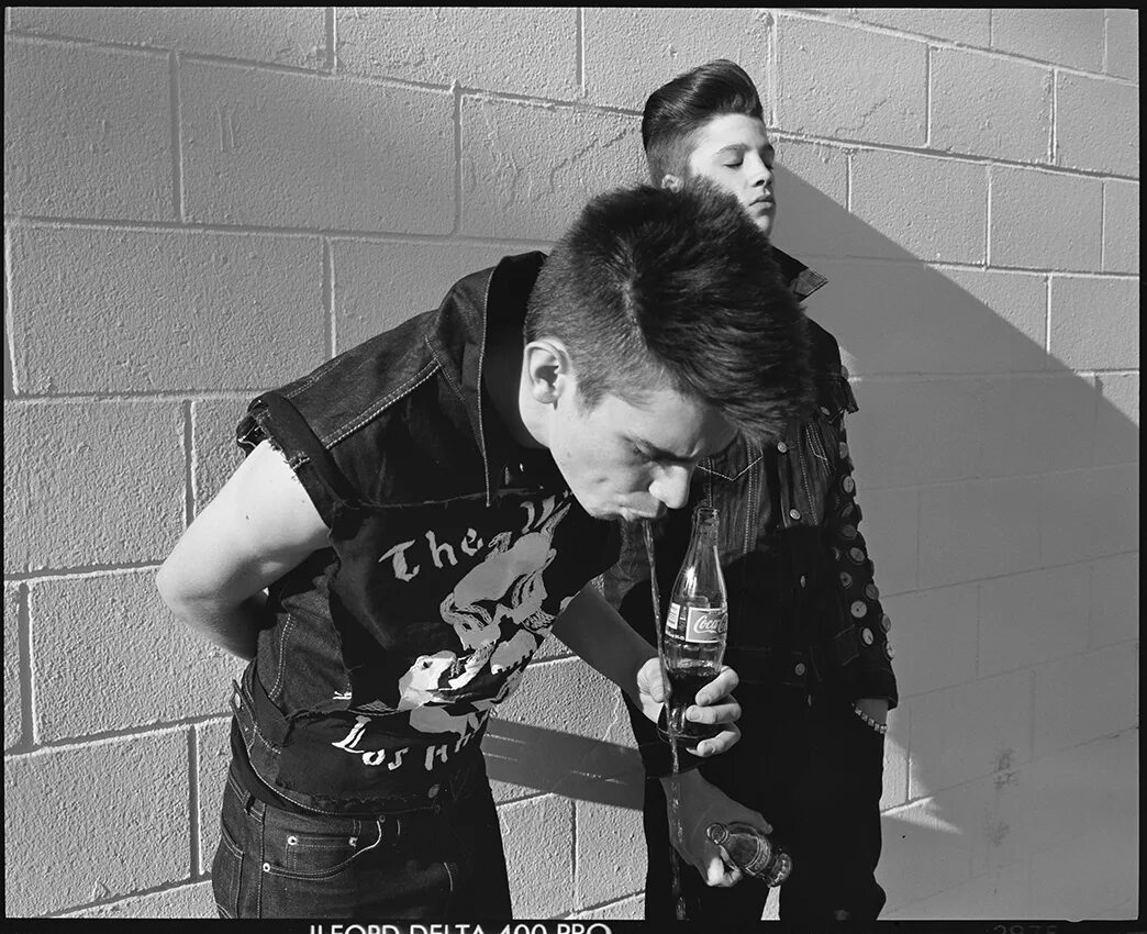 Мы теперь панки курим. Мы теперь панки курим. Saypink мы теперь панки. Мама мы панки курим на заправке. Панк на коленях.