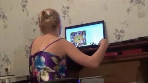 Девушки играют в бутылочку