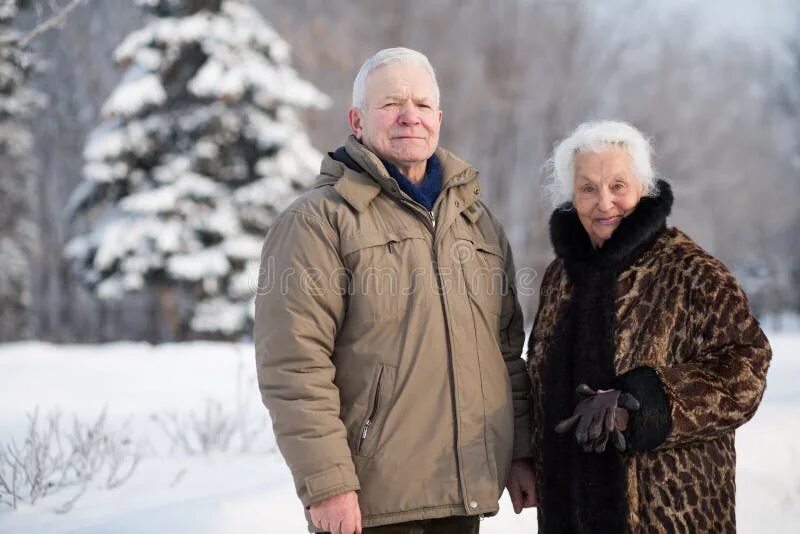 Пенсионеры зимой. Пенсионерка зима. Пожилая пара в зимнем парке. Пожилые люди зимой.