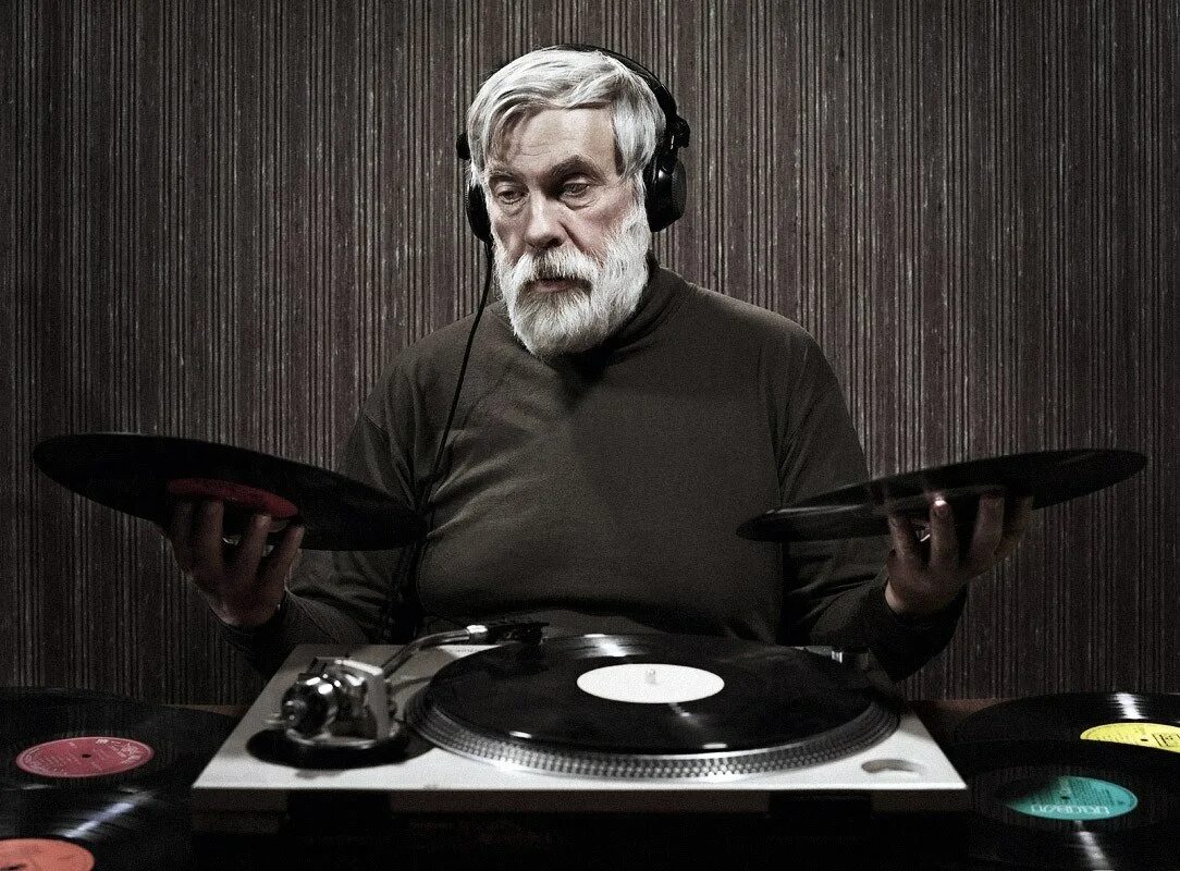 Фильм меломан коми. Меломан ссср. Смешной магнитофон. Коллекционер винила. Банановые острова юрий чернавский.