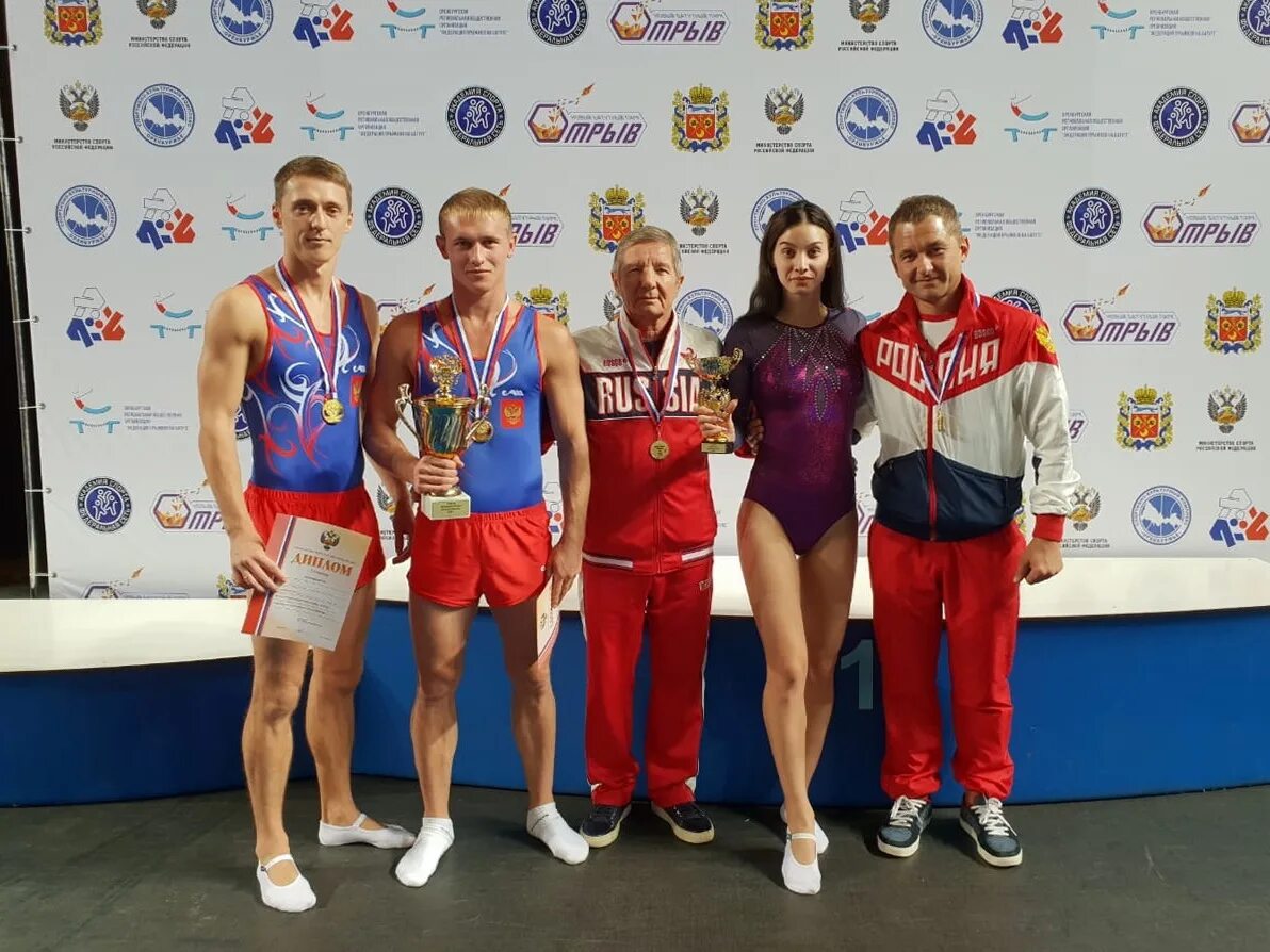 В соревнованиях участвовали спортсмены из москвы. Батутисты Ейска. Чемпионка Спартакиады.