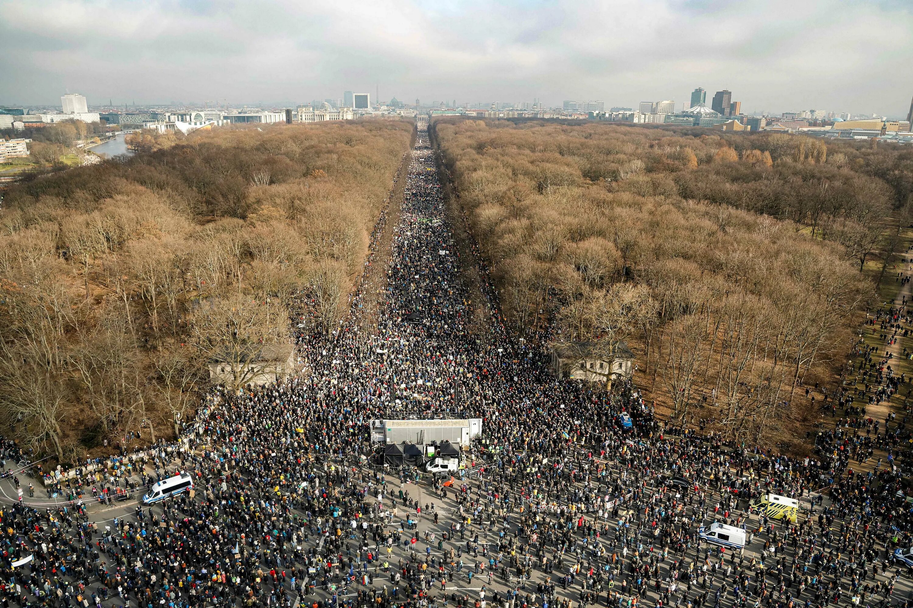 Антивоенный митинг в Берлине. Митинги в Германии. Митинг 100 тысяч человек. Митинг Украина. Митинг 27 февраля 2024