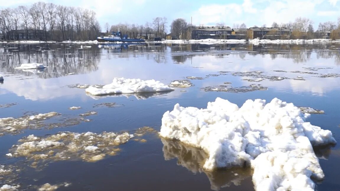 Ледоход в вологодской области. Ледоход Тотьма. Ледоход в Котласе Архангельской области.