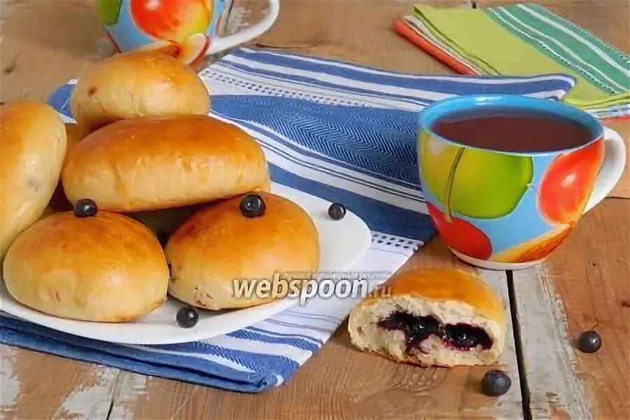 Пирожки с черникой на сковороде. Пирог с черникой. Булочка с черникой. Пирог с черникой из дрожжевого теста в духовке. Пирожки в духовке рецепт с черникой.