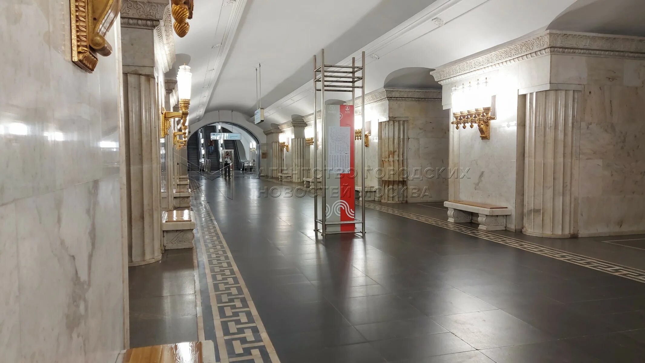 Метро смоленская метро белорусская. Метро смоленская метро белорусская. Станция метро смоленская арбатско-покровской. Московский метрополитен станция смоленская. Метро смоленская арбатско-покровской линии.