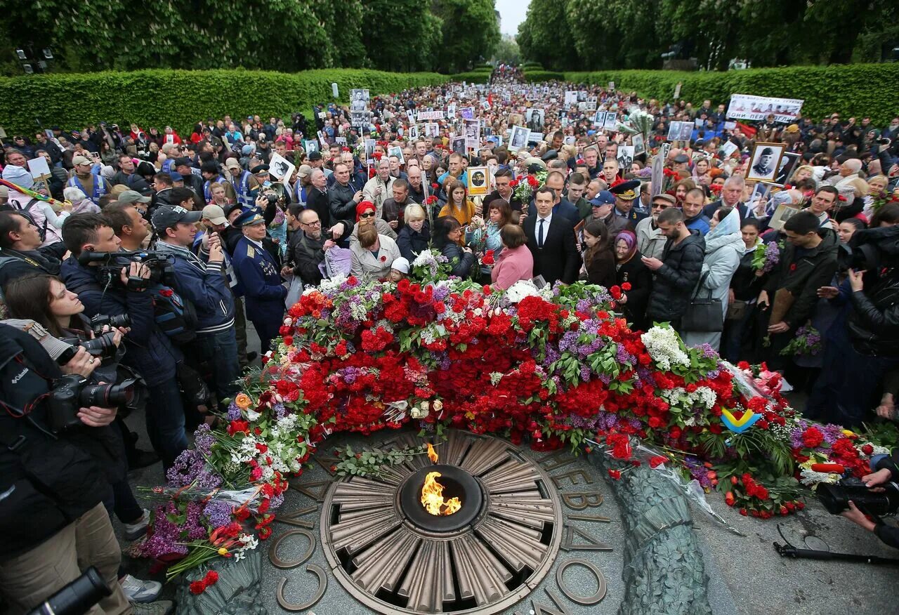 Украина сдалась конец войне. 9 Мая в Украине 2021. 9 Мая в Киеве фото. Украинские политики на акции Бессмертный полк в Украине.