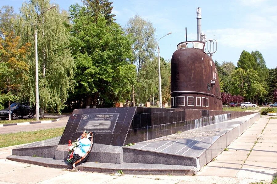 Памятники обнинск. Памятник подводной лодки в городе Обнинск. Обнинск памятник "рубка подводной лодки к-14". Памятник подводникам в Обнинске. Монумент подводная лодка в Обнинске.