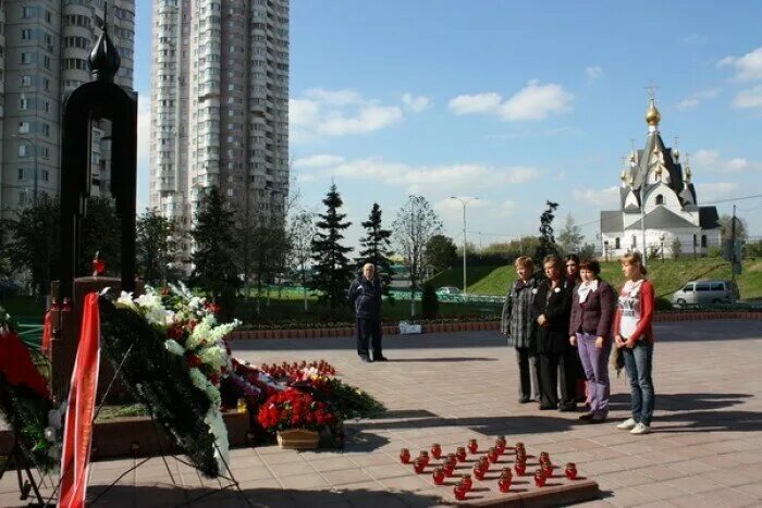 Гурьяново. Памятник на улице Гурьянова в Москве. Дом на улице Гурьянова 1999 сейчас. Памятник Гурьянова Печатники. Улица Гурьянова мемориал взрыв.