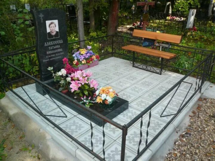 Благоустройство могилы тротуарной плиткой. Выкладка могилы плиткой. тротуарная плитка на кладбище благоустройство. благоустроить могилу на кладбище тротуарная плитка. обустройство могилы на кладбище плиткой.