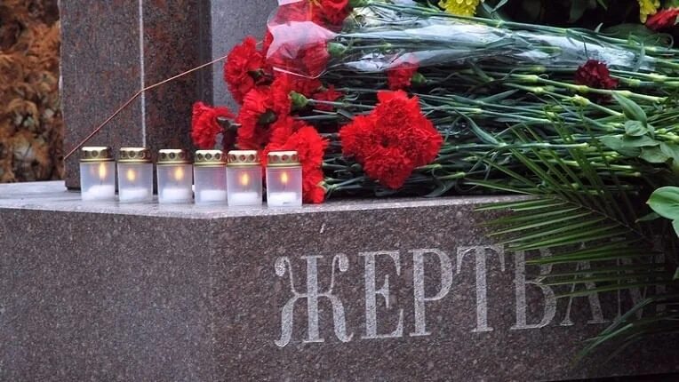 27 января память жертв холокоста. 27 международный день памяти жертв холокоста. 27 января холокост день памяти. 27 января день памяти жертв холокоста. Символ памяти жертв холокоста.