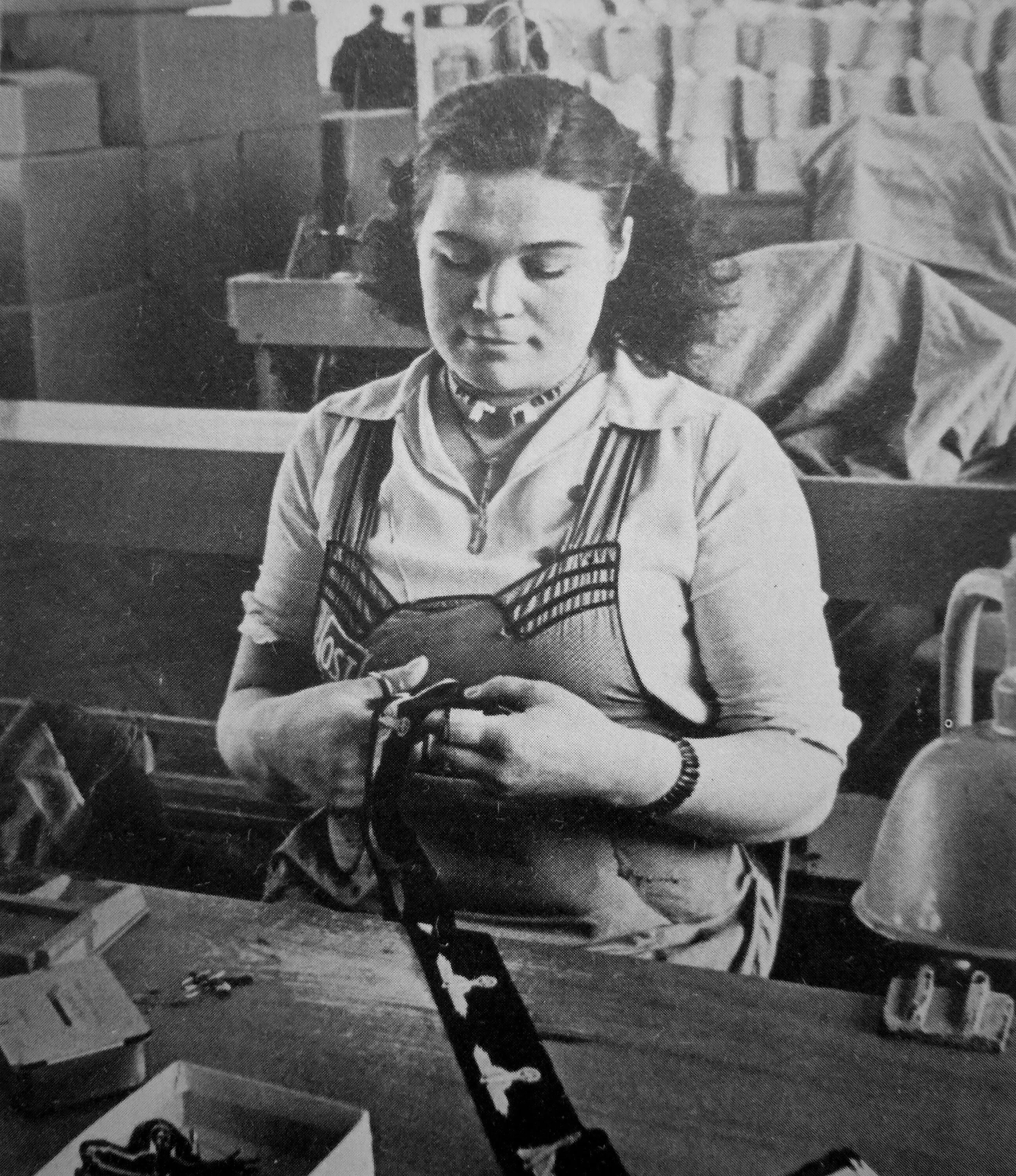 Разделись в салоне сотовой связи. Журнал работница. Работница видео. Сотрудник банка. Работница видео.