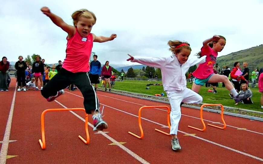 Игры где можно бегать прыгать. Спортивные занятия. Спортивные соревнования для детей. Спорт дети. Спортивный игрый для детей.