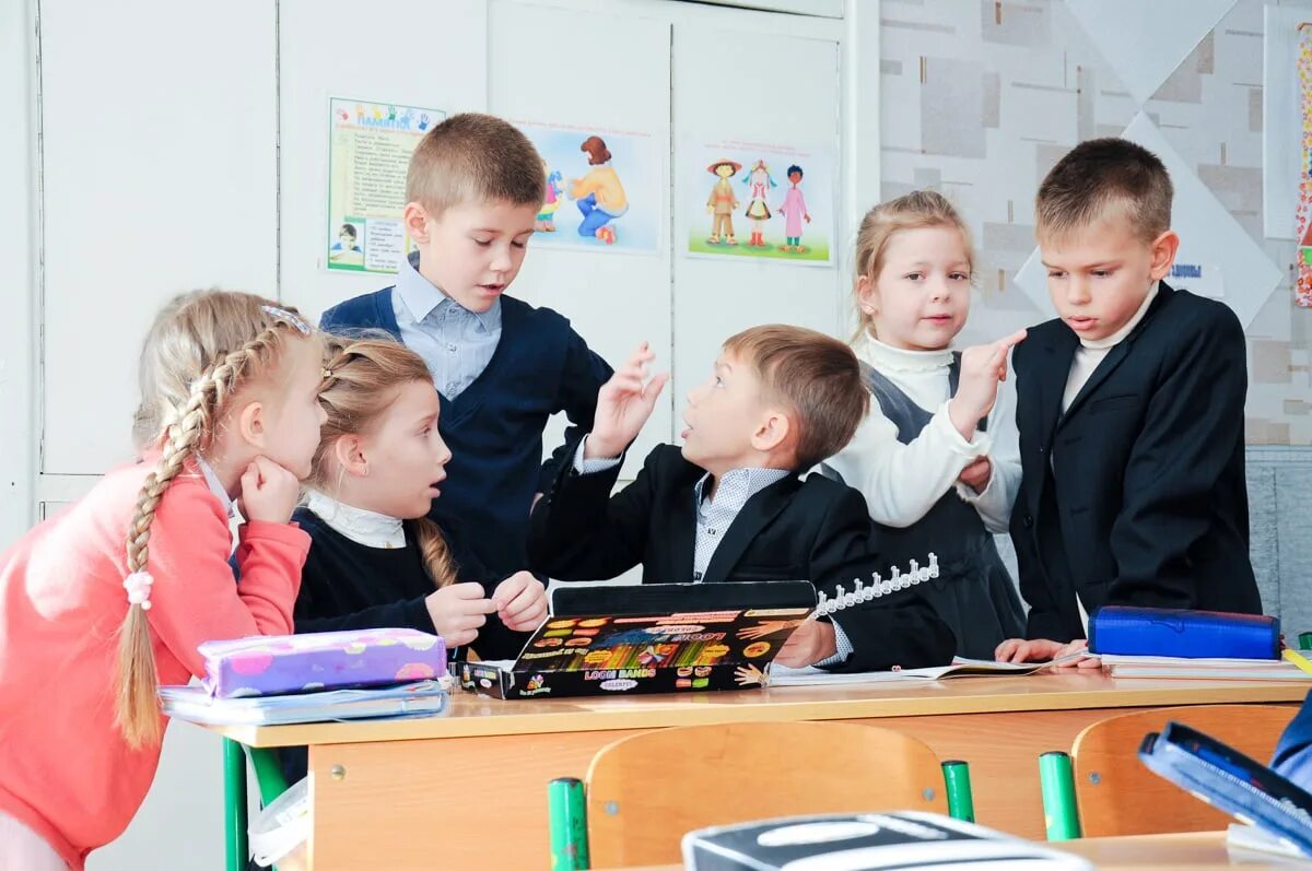 Не принятый ученик школы. Дети в школе. Фотосъемка в школе. Младших школьников. Ученики младшей школы.