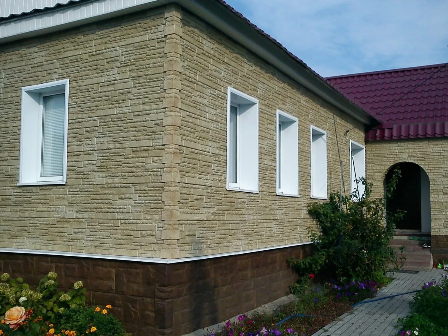 фасады домов с эркером. Docke фасадные под камень. фасадная панель декке алтай кремовый. отделка дома ростов. гранит крымский альта профиль.