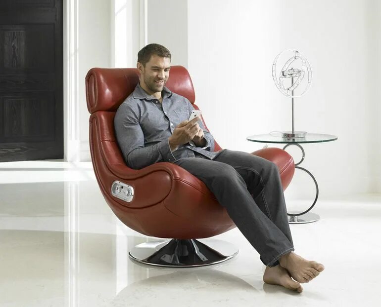 Ое кресло. Кресло Riva Chair a9184. Человек сидит в кресле. Мужчина в кресле. Мужчина сидит в кресле.