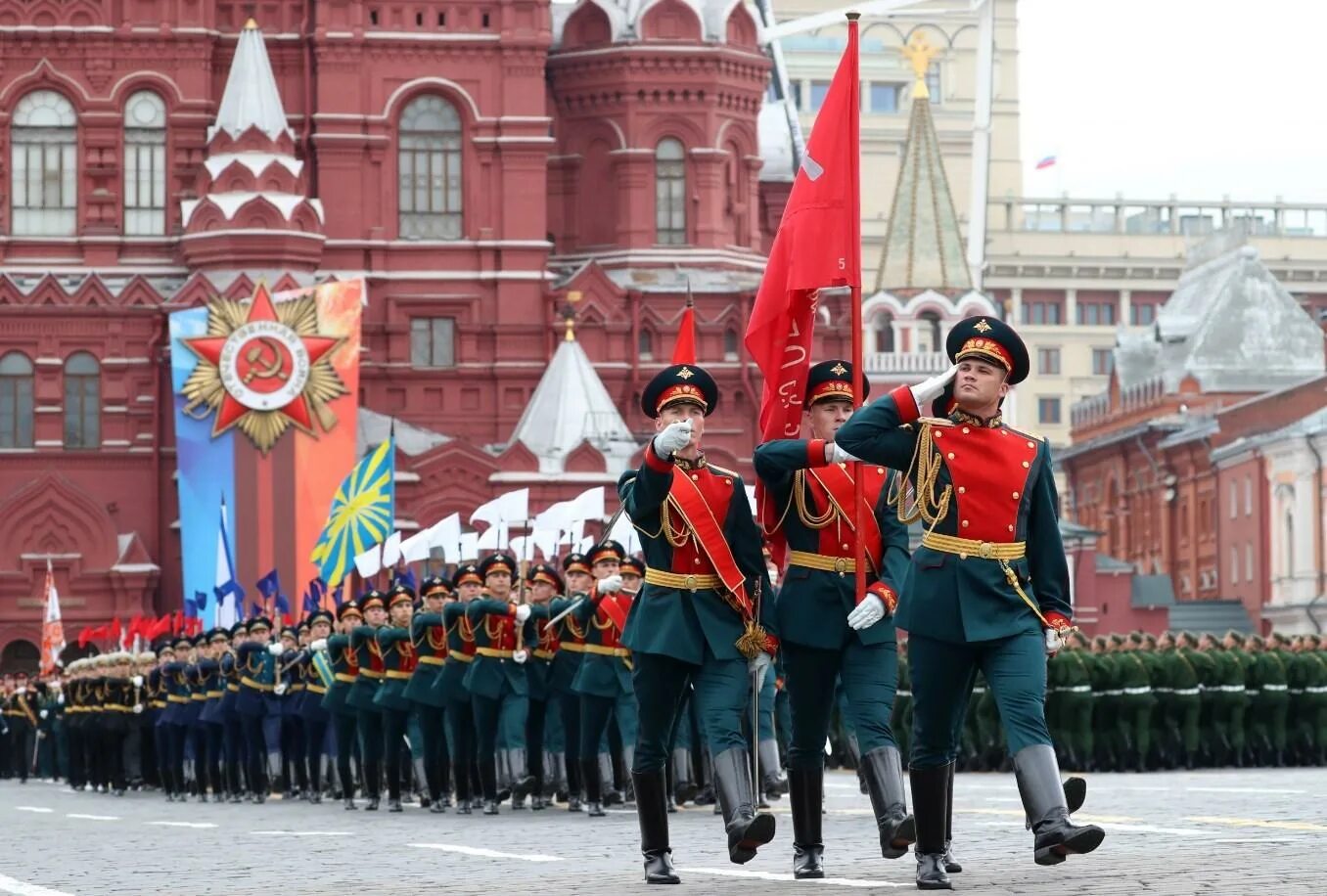 Красная площадь 10 мая. Парад Победы 9 мая 2022 в Москве. Парад Победы 9.05.2022 Москва трибуны. 9 Мая парад Победы в Москве. Знамя Победы на параде в Москве.