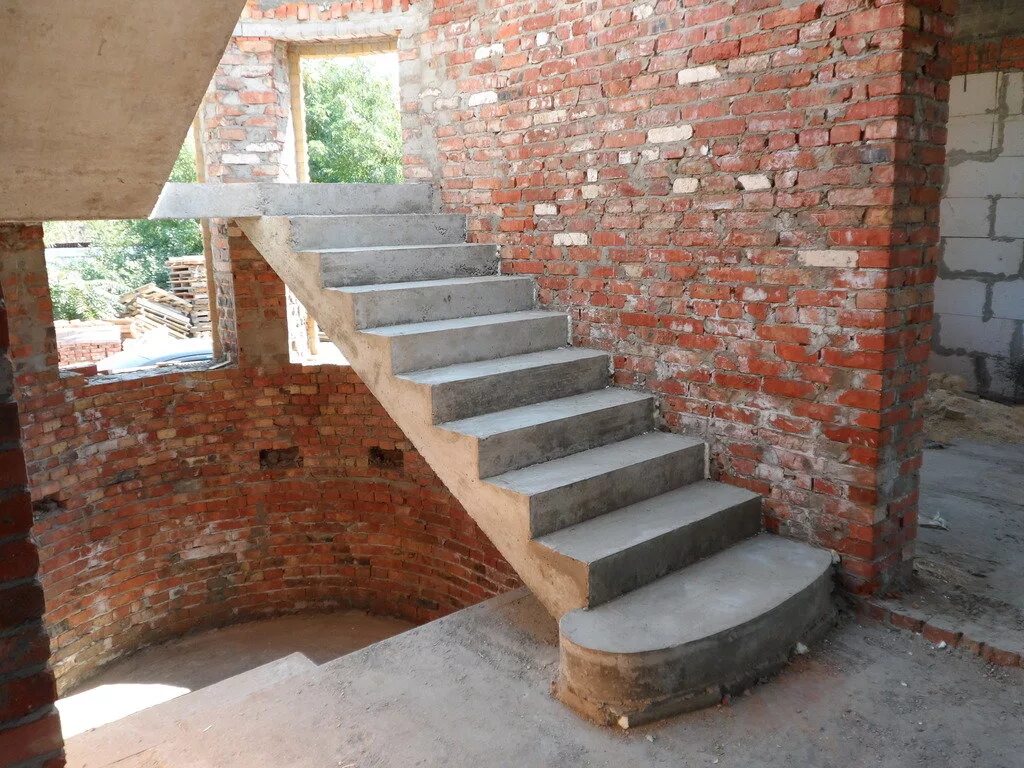 Бетонная лестница второй. Бетонная лестница. Лестница монолитная железобетонная. Лестница из бетона. Лестницы бетонные монолитные.