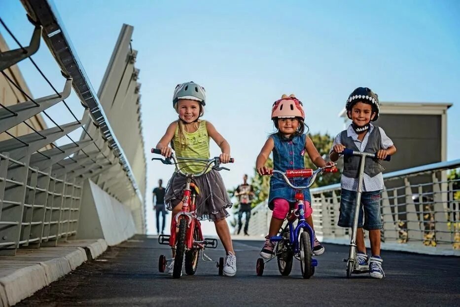 Где кататься ребенку на велосипеде. Дети на самокатах и велосипедах. Ребенок на самокате. Дети с велосипедом. Дети катаются на велосипеде и самокате.