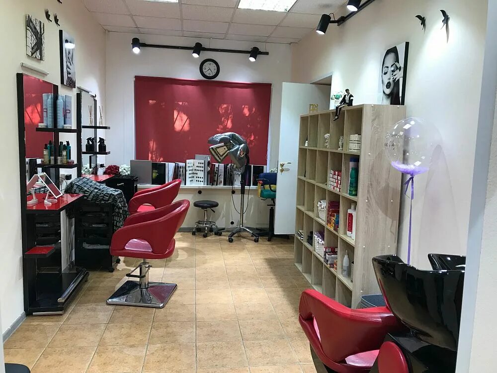 парикмахер красит волосы. жак дессанж парикмахер. колор бар в салоне красоты. окрашивание волос парикмахер. салон красоты колориста.