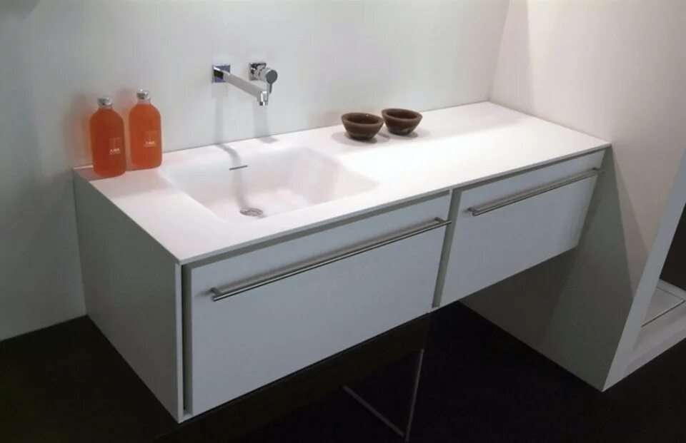 Тумба из искусственного камня. Тумба sme 140 с раковиной из камня corian белая керамика. раковина интегрированная в столешницу ванна. тумба со встроенной раковиной в столешницу в ванную. раковина со столешницей и тумбой в ванную комнату.