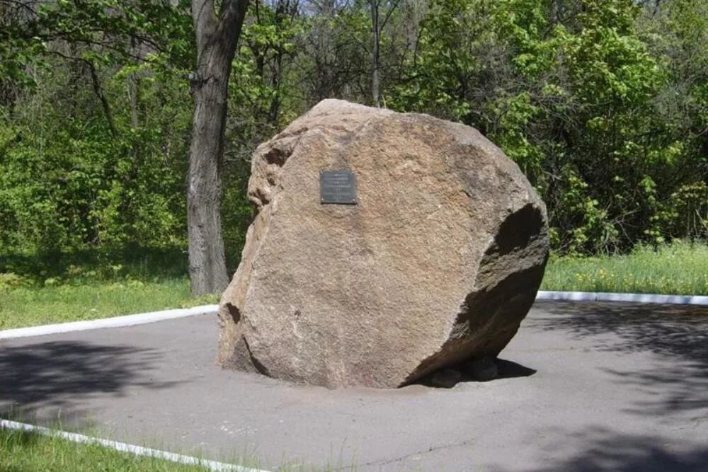 Stone памятники. Памятник камень валун. Памятник скала глыба валун. Камень «память в граните». Акатуйский. Гранитный валун на памятник.