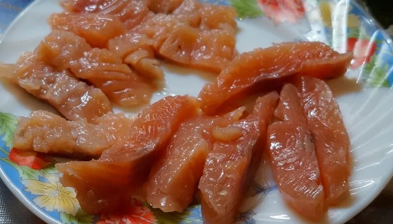 Горбуша как приготовить как посолить вкусно. Горбуша солёная под сёмгу. как засолить горбушу в домашних условиях вкусно. засолка горбуши дома быстро и вкусно. горбуша соленая в масле с чесноком.