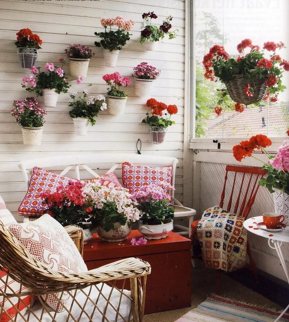 Как оформить дом цветами. Украшение балкона. Украсить террасу цветами. Цветы на веранде. Красивые балконы с цветами.