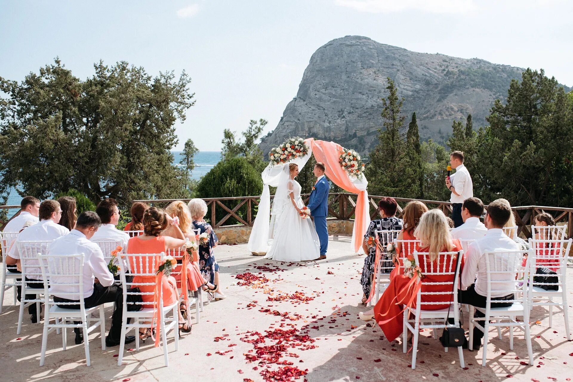 Судак регистрация. Пляж арзы судак. Город судак в крыму. Судак г/д кипарис. Судак город центральная улица.