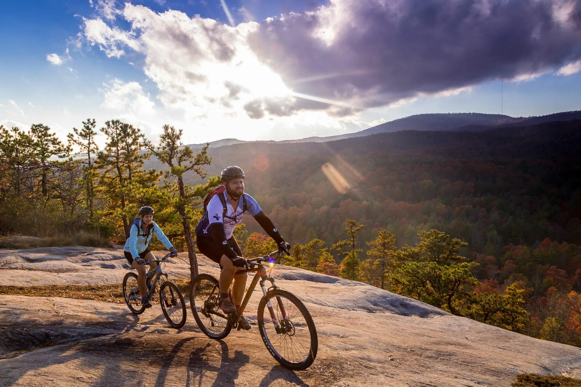 Bike travel. Велосипед для туризма. Велосипед на природе. Путешествие на велосипеде. Велосипед в горах.