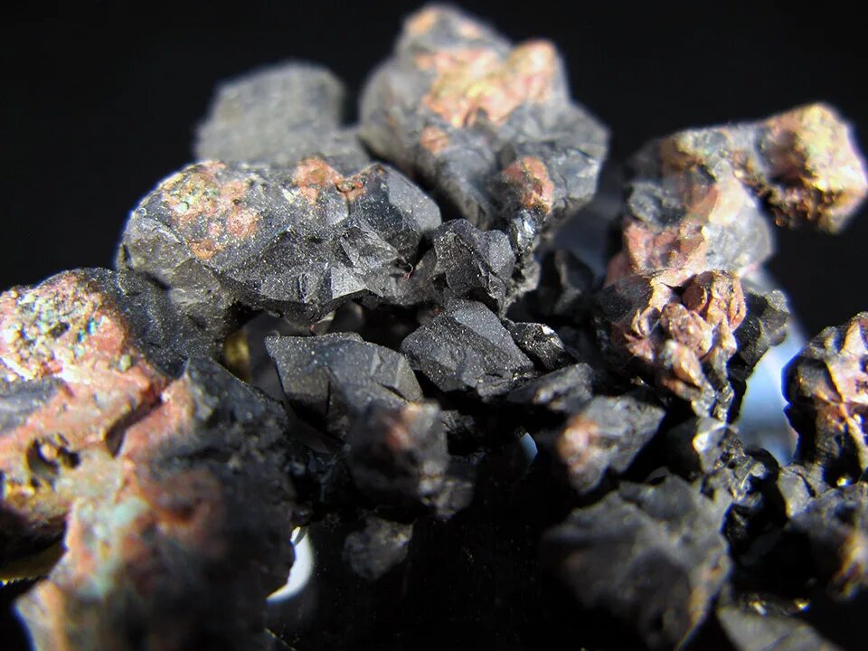 Молибденовая руда. Магнетит гематит лимонит. Вредные и полезные примеси в стали. Кремний и марганец. Гематит таблица.