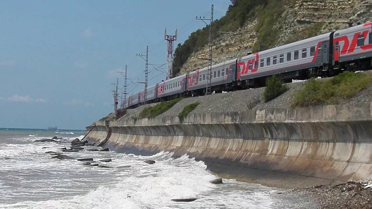 Есть ли поезд в сочи. Туапсе-Сочи железная дорога вдоль моря. Адлер железная дорога вдоль моря. Железная дорога Сочи Лазаревское. Железная дорога Адлер Сочи.