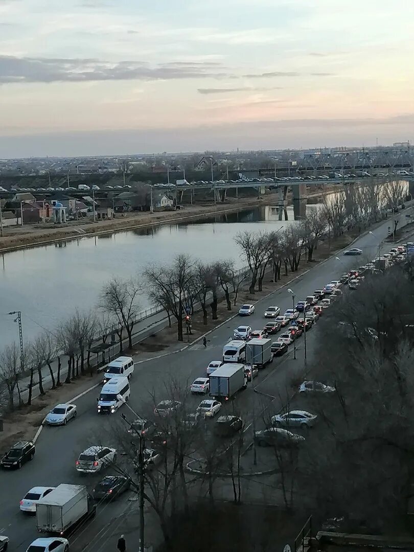 Старый мост астрахань сегодня работает. Мост астрахань. старый мост пробка астрахань сейчас. новый мост астрахань. пробки в астрахани сейчас.