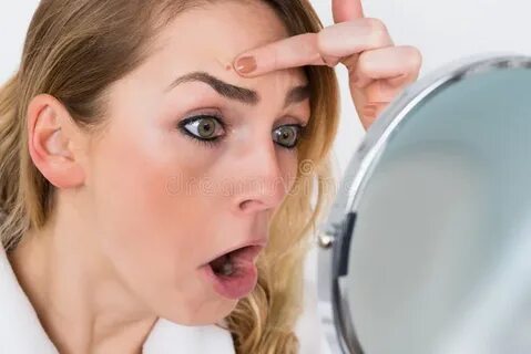 Женщина долго смотрит