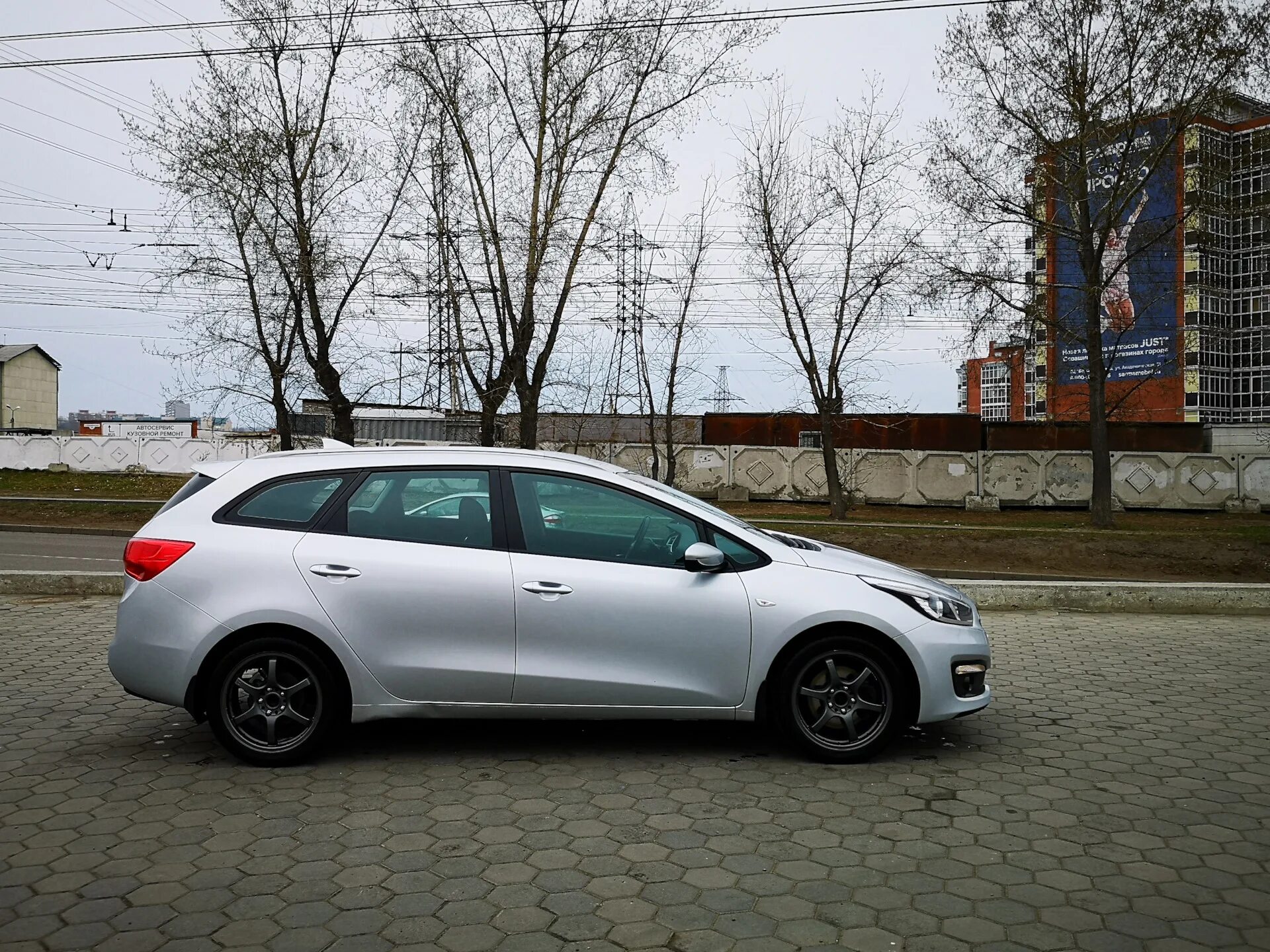 Kia Ceed r17 резина. Киа СИД св 2020 225 45 r17. 225 45 R17 на Киа СИД универсал 2014г. Киа СИД серебристый 2014 на стоковых дисках.