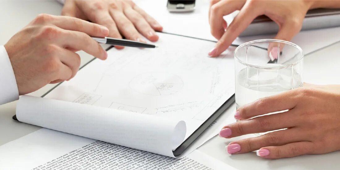 Documents translation. Document translation. подает бумагу. документы в столе рассочка.
