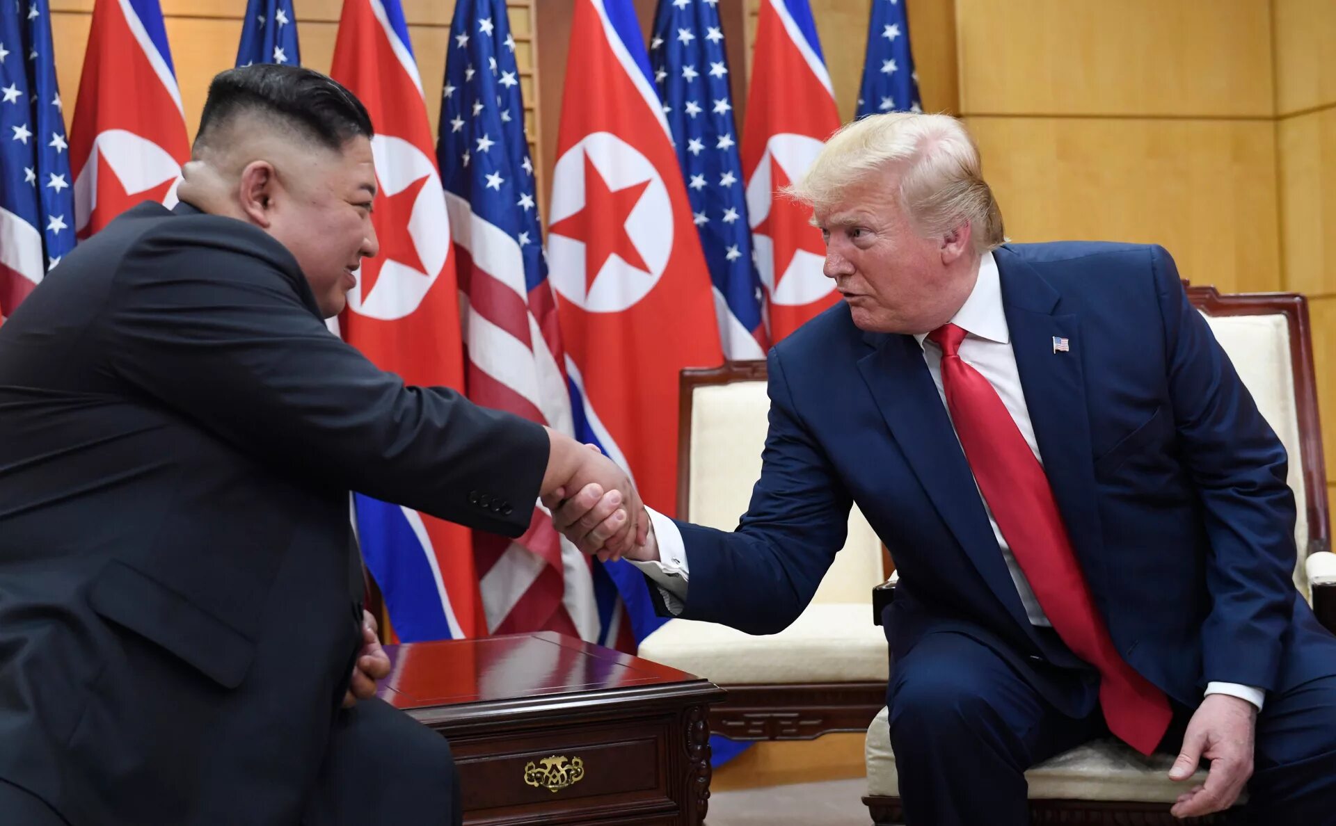 Трамп в кндр. Трамп на переговорах.
