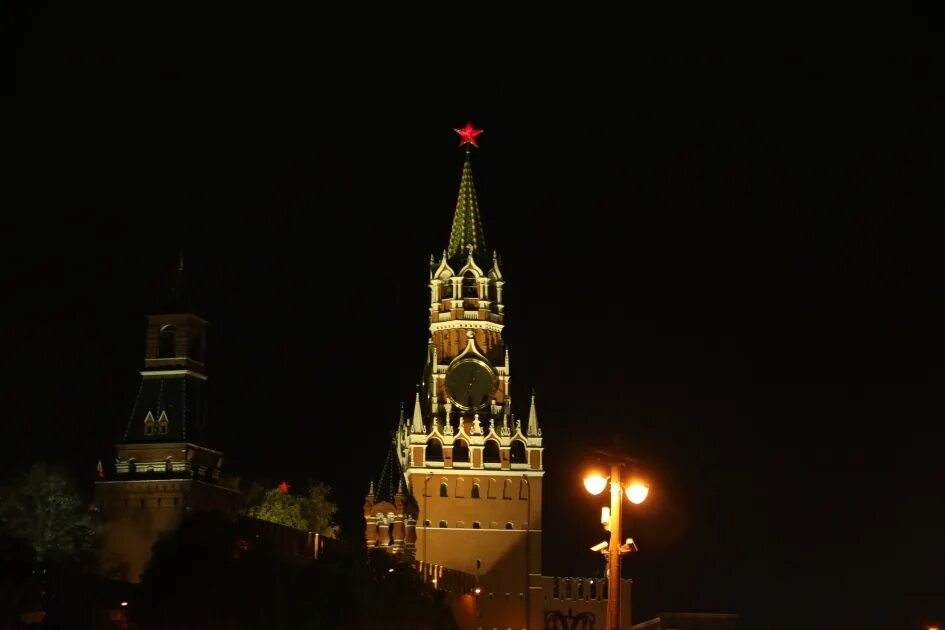 Продолжение кремлевских. Спасская башня Кремля. Спасская башня Московского Кремля ночью. Спасская башня Кремля ночью. Москва Кремль Спасская башня ночь.