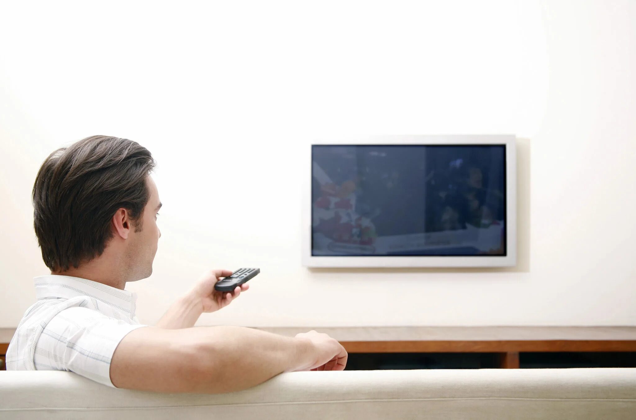 He is watching tv at the moment. Телевизор. Человек телевизор. Человек смотрит тебесизтр. Человек смотрит телевизор.